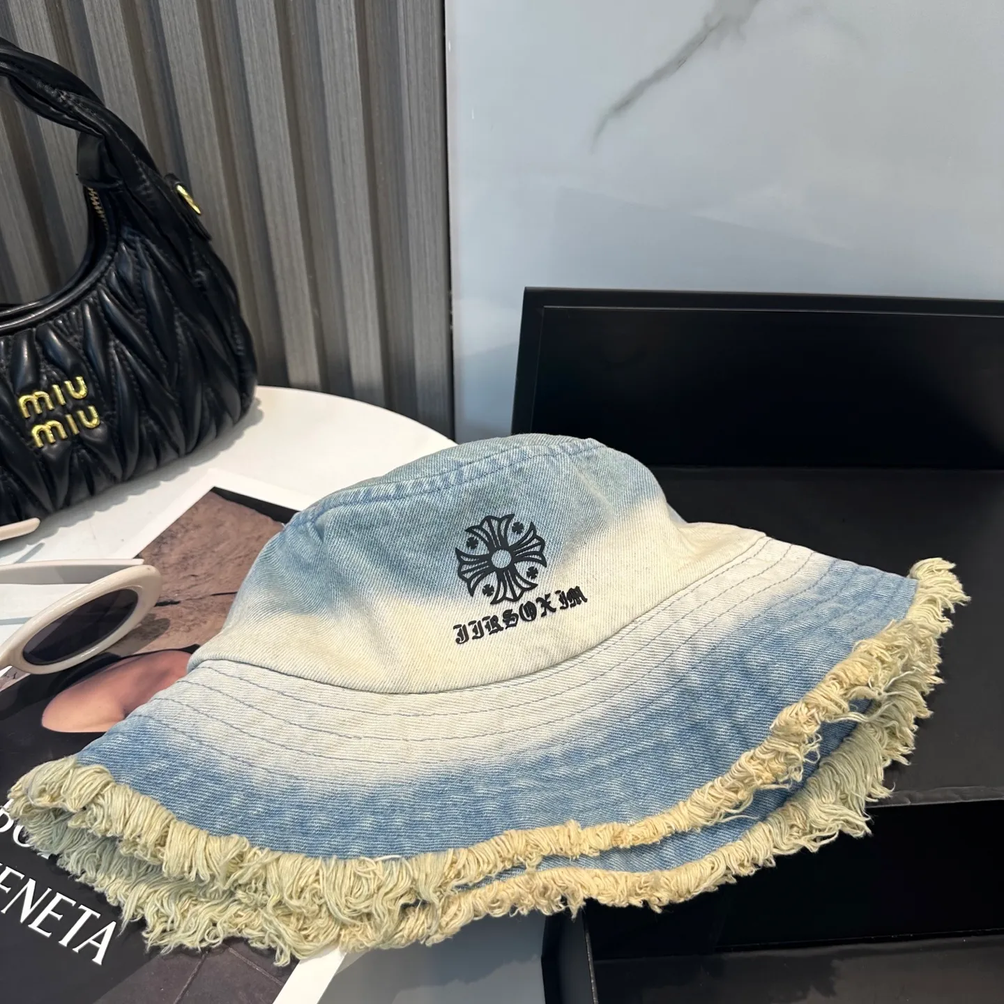 P70 Croixin's new soft denim fisherman hat with loose beard. Summer is here. In the hot weather, a good-looking hat has become an indispensable fashion item. This denim bucket hat not only has a fashionable appearance, but also provides effective sun protection, making you the most fashionable girl in the streets!